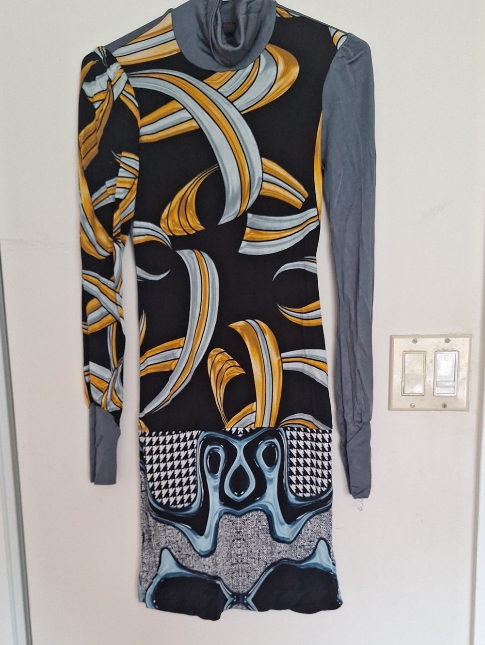 Abstract Print Turtleneck Custo Barcelina Xs Midi Dress - Black & Gold